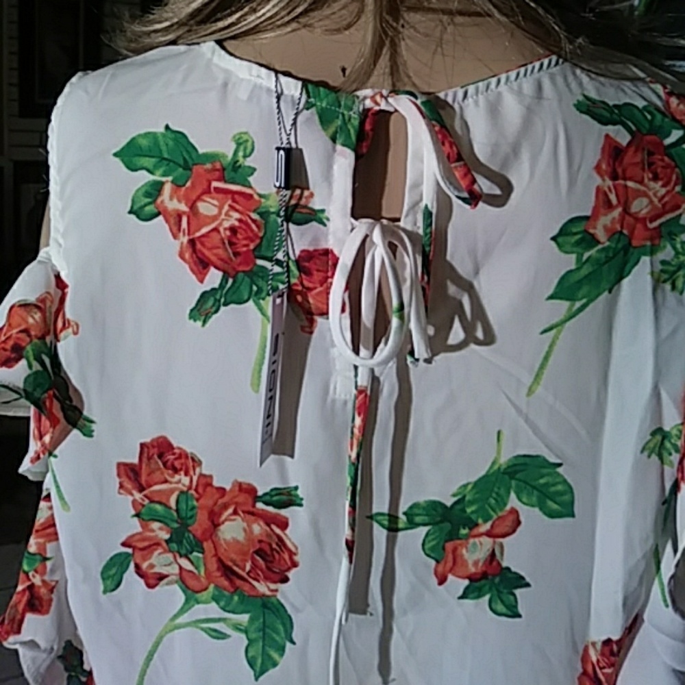 White and pink/ red roses top - Picture 4 of 7